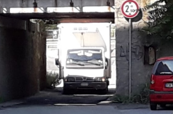 Camion incastrato sotto un voltino, traffico bloccato a Rivarolo