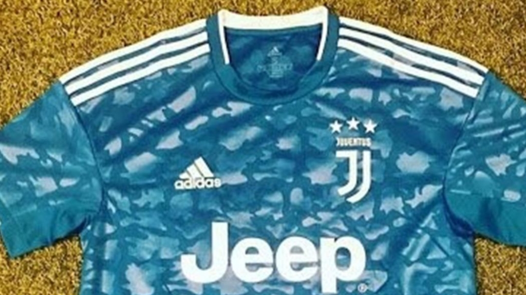 La Juventus presenta la terza maglia: azzurra con effetto mimetico