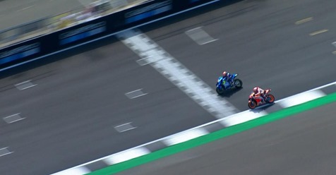 Moto Gp, Rins beffa Marquez e vince. Rossi quarto