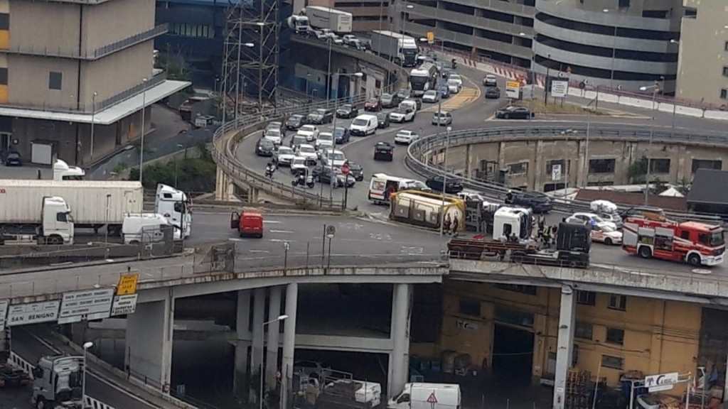 Genova, autocisterna si ribalta sull'elicoidale: traffico in tilt