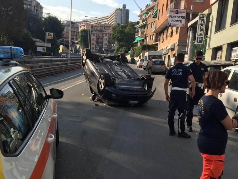 Genova, auto si ribalta in Corso Europa: traffico in tilt