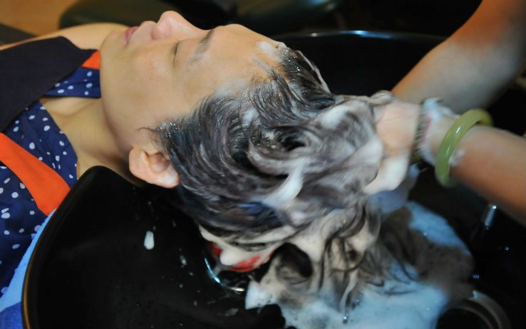 Tinta dal parrucchiere cinese, finisce in ospedale con i capelli bruciati
