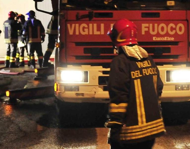 Incendi in autostrada a Genova, a fuoco un'auto e un tir carico d'acqua