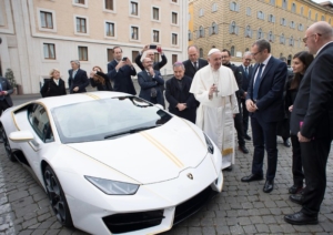 Papa Francesco mette all’asta la ‘sua’ Lamborghini: venduta per 900 mila euro