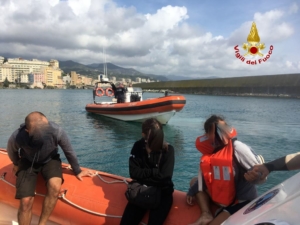 Genova, barca a vela si incaglia negli scogli: i naufraghi salvati dai vigili del fuoco