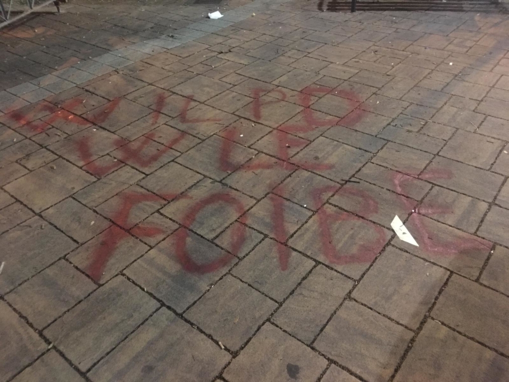 "W il Pd, W le foibe". Polemiche per una scritta nella piazza della Festa dell'Unità