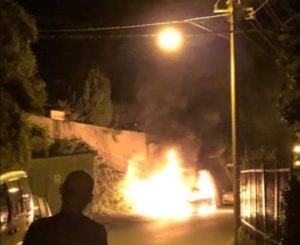 Piromani appiccano fuoco ad un'auto di una donna, mistero a Fontanegli