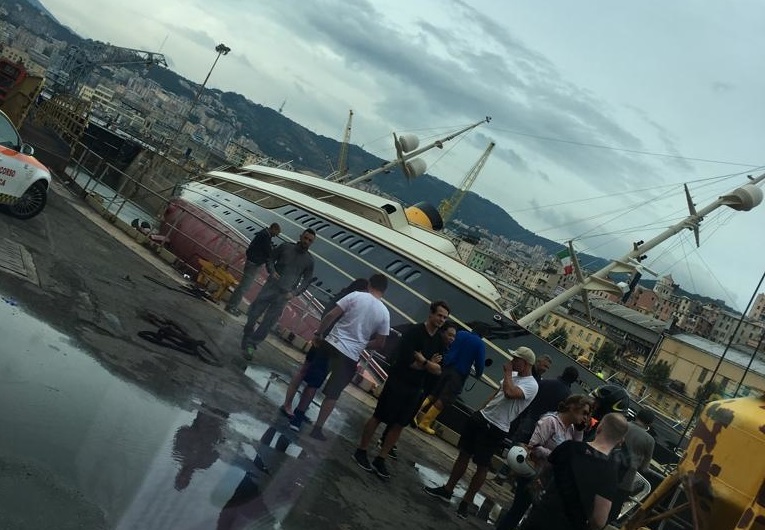 Genova, incidente in porto: yacht si inclina nel bacino, in quattro all'ospedale