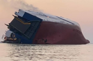 Cargo si ribalta al largo della Georgia, ci sono quattro dispersi