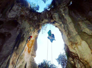 Finale Ligure, escursionista genovese cade in una grotta, soccorso dopo 13 ore