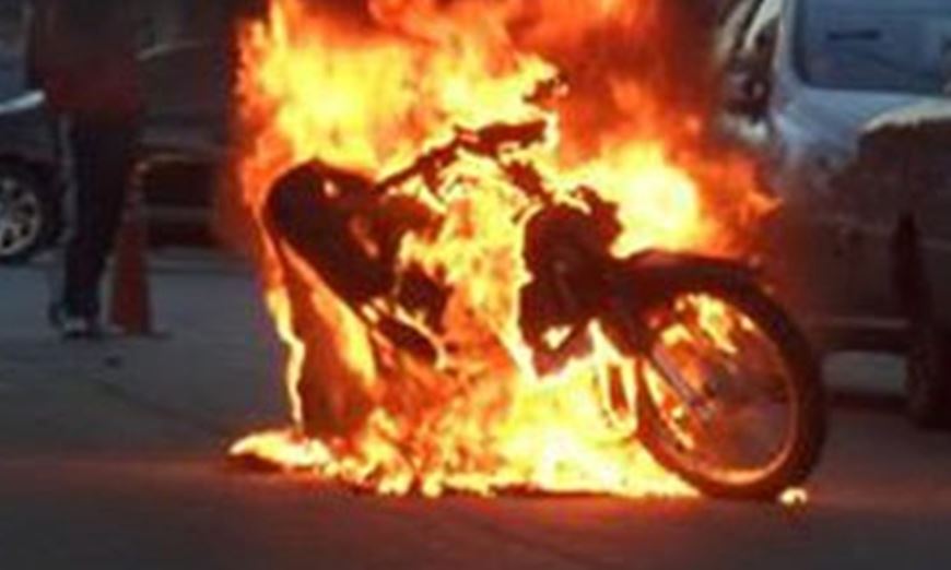 Sestri L., incendio nella notte, bruciano due moto e un’auto a Riva Trigoso