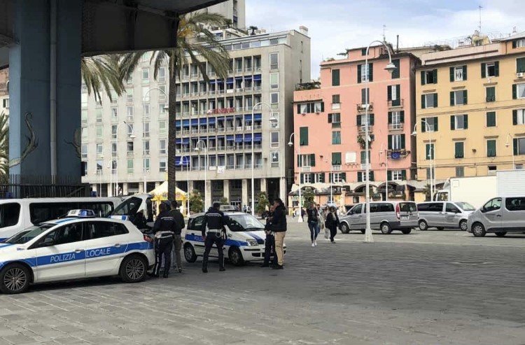 Genova, calci e pugni su auto polizia locale, arrestato