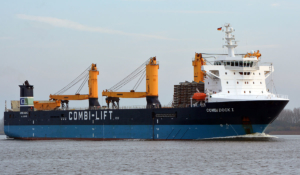 Piombino, la Combi Dock 1 carica 9mila tonnellate di rotaie destinazione Lisbona