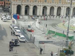 Entro Natale piazza De Ferrari riavrà la terza "siepe" di fontanelle laterali