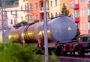 Treno deragliato a Rapallo, dopo un anno la cisterna fa ancora paura