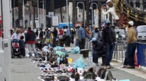 Arrestano venditore abusivo senegalese, vigili urbani accerchiati al Porto Antico